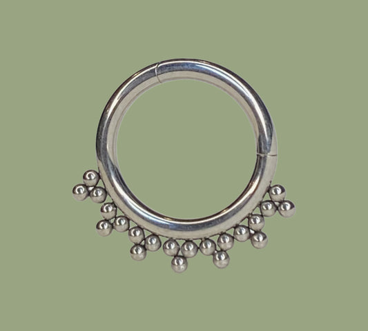 RING CON FASCIA DI PALLINE